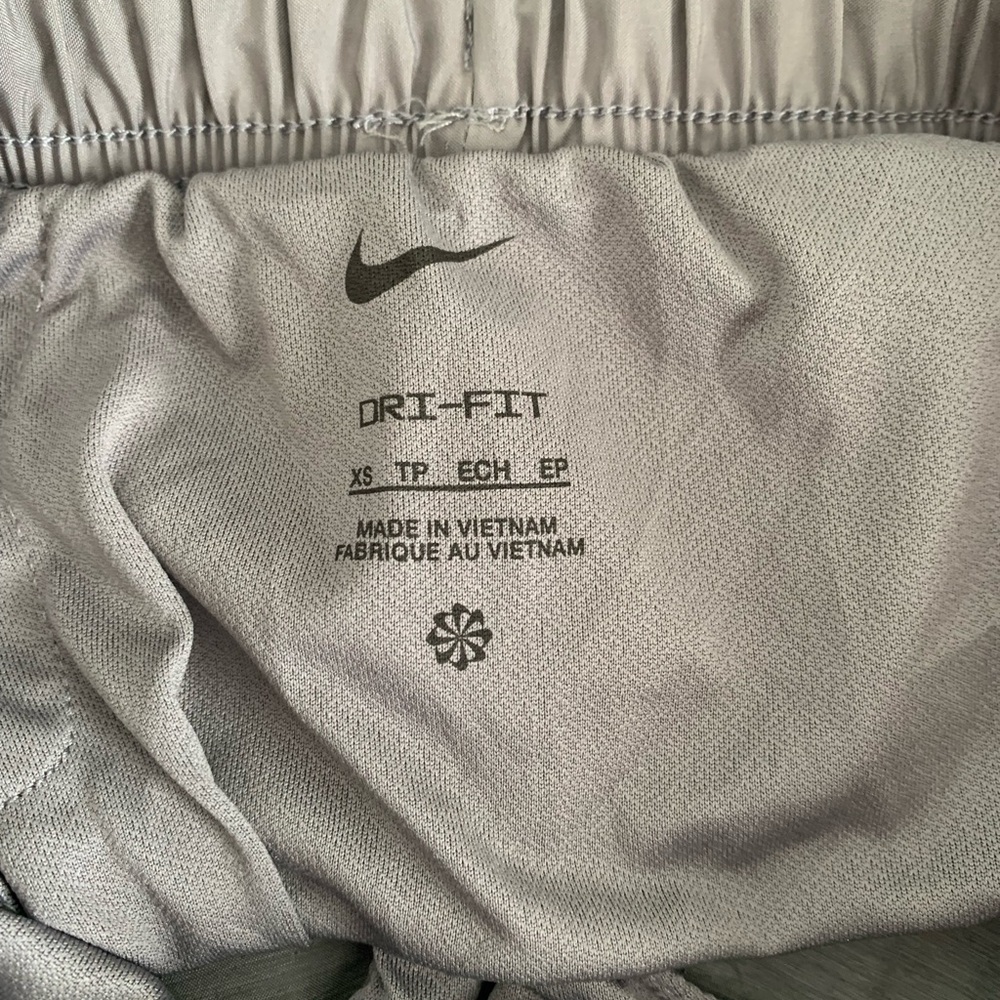 Grey Nike shorts sizes S and XS - Picture 4 of 4